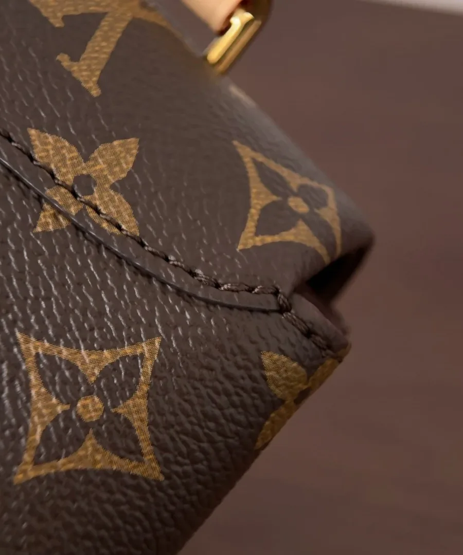 Крупный план шва и угла сумки из канвы Monogram