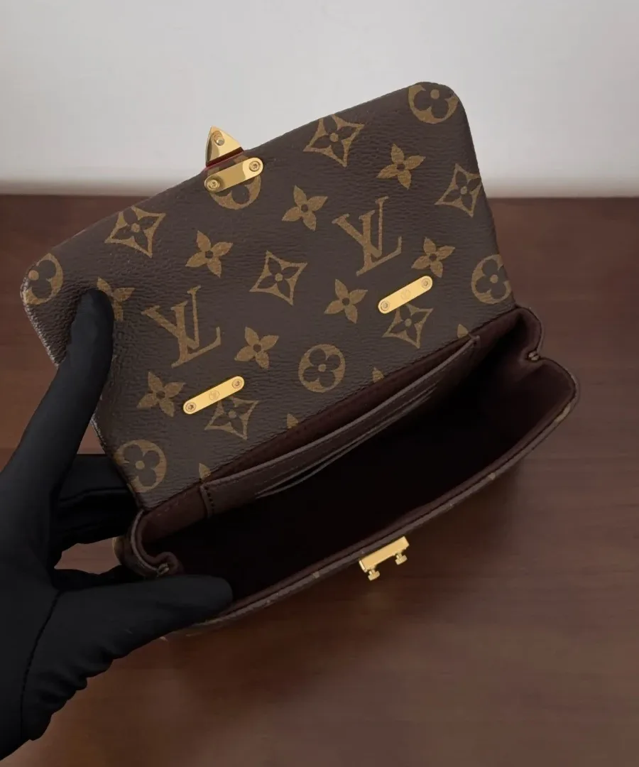 Открытая сумка Louis Vuitton Madeleine Nano, вид на внутреннее отделение