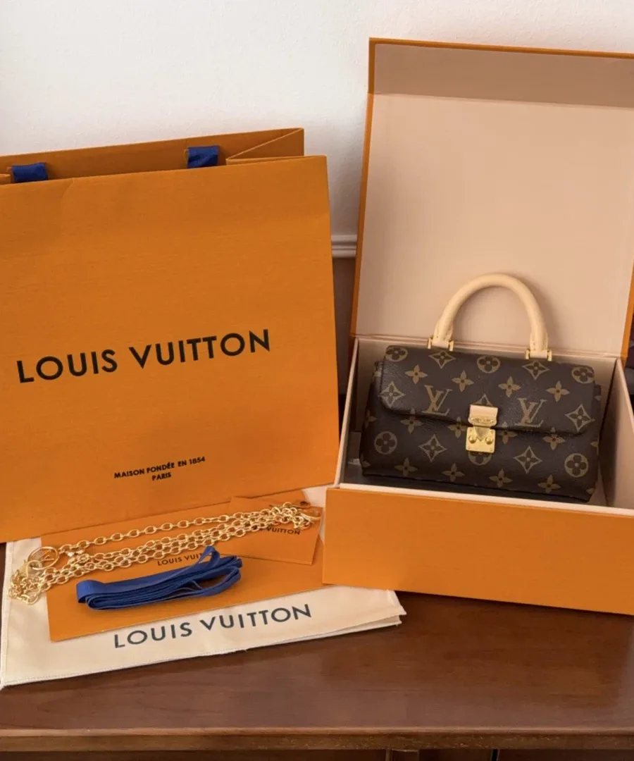 Сумка Louis Vuitton Madeleine Nano в фирменной коробке рядом с пакетом и пыльником