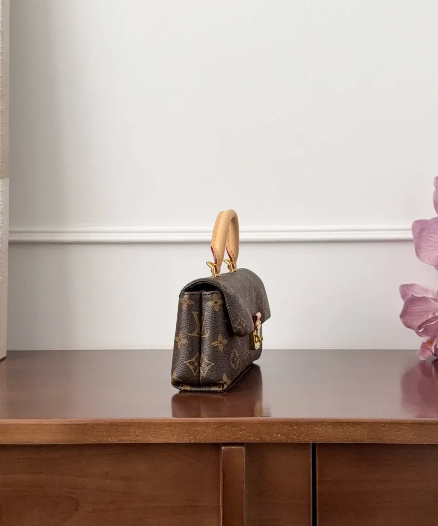 Сумка Louis Vuitton Madeleine Nano, вид сбоку