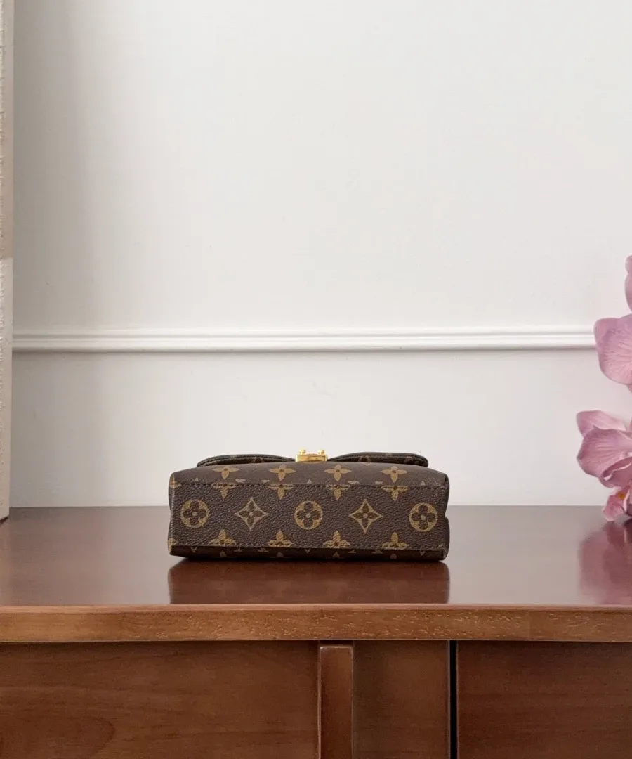 Нижняя часть сумки Louis Vuitton Madeleine Nano из канвы Monogram