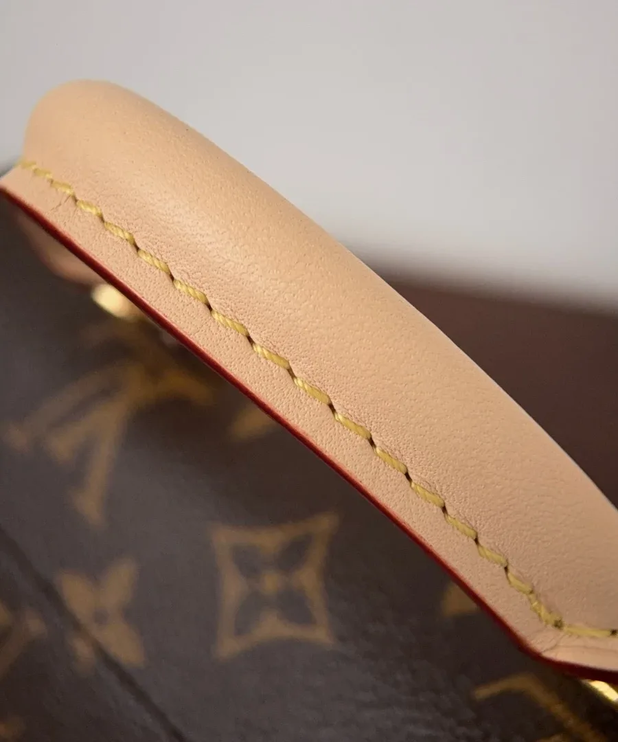 Кожаная верхняя ручка сумки Louis Vuitton Madeleine Nano крупным планом