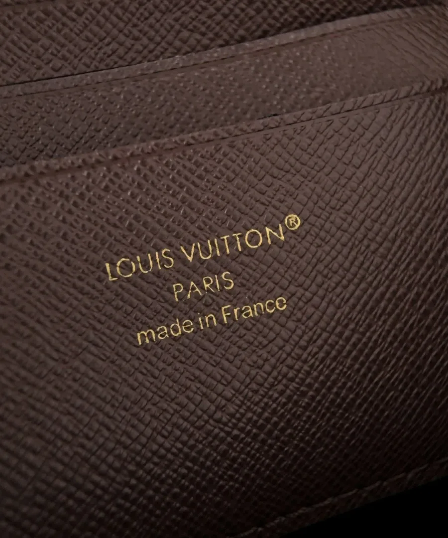 Золотистое тиснение Louis Vuitton Paris made in France на внутренней стороне