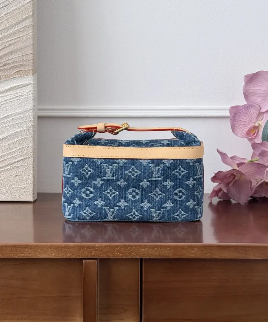 Синяя джинсовая косметичка Louis Vuitton Cruiser с узором Monogram, вид спереди