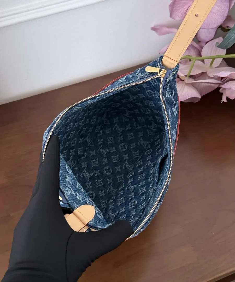 Вид изнутри на открытую косметичку с джинсовой подкладкой Monogram