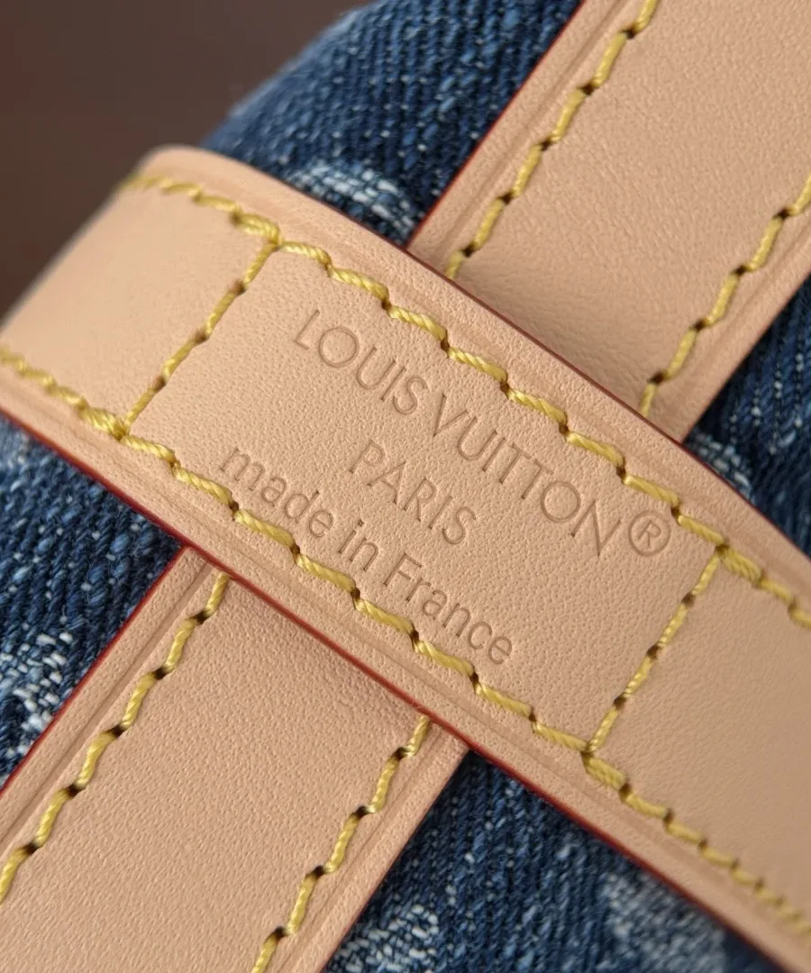 Тиснение Louis Vuitton Paris на кожаном ремешке косметички