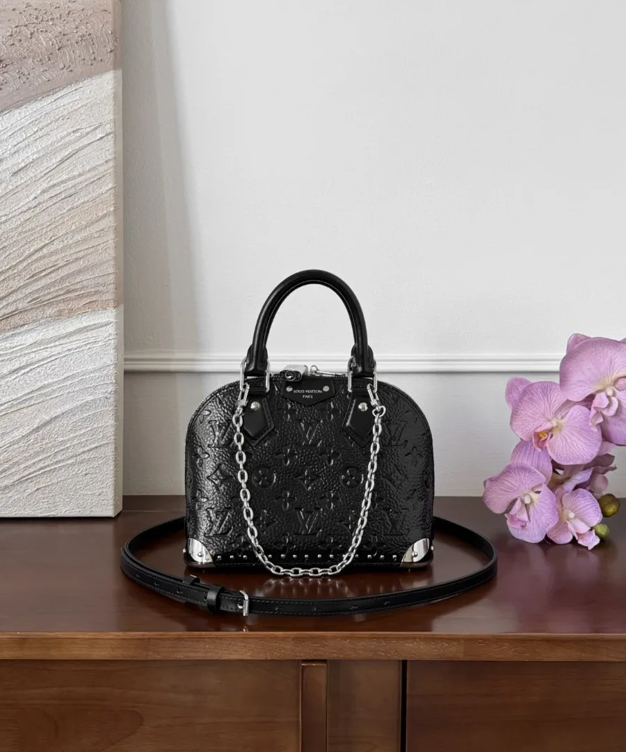 Чёрная сумка Louis Vuitton Alma BB Trunk с ручками и плечевым ремнем, вид спереди