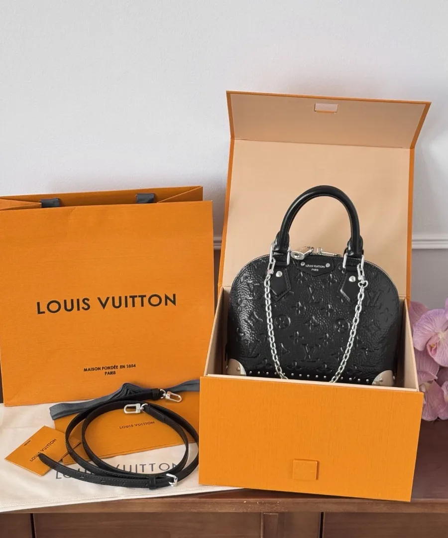 Комплектация сумки Louis Vuitton Alma BB Trunk с фирменной коробкой, пакетом и ремнем