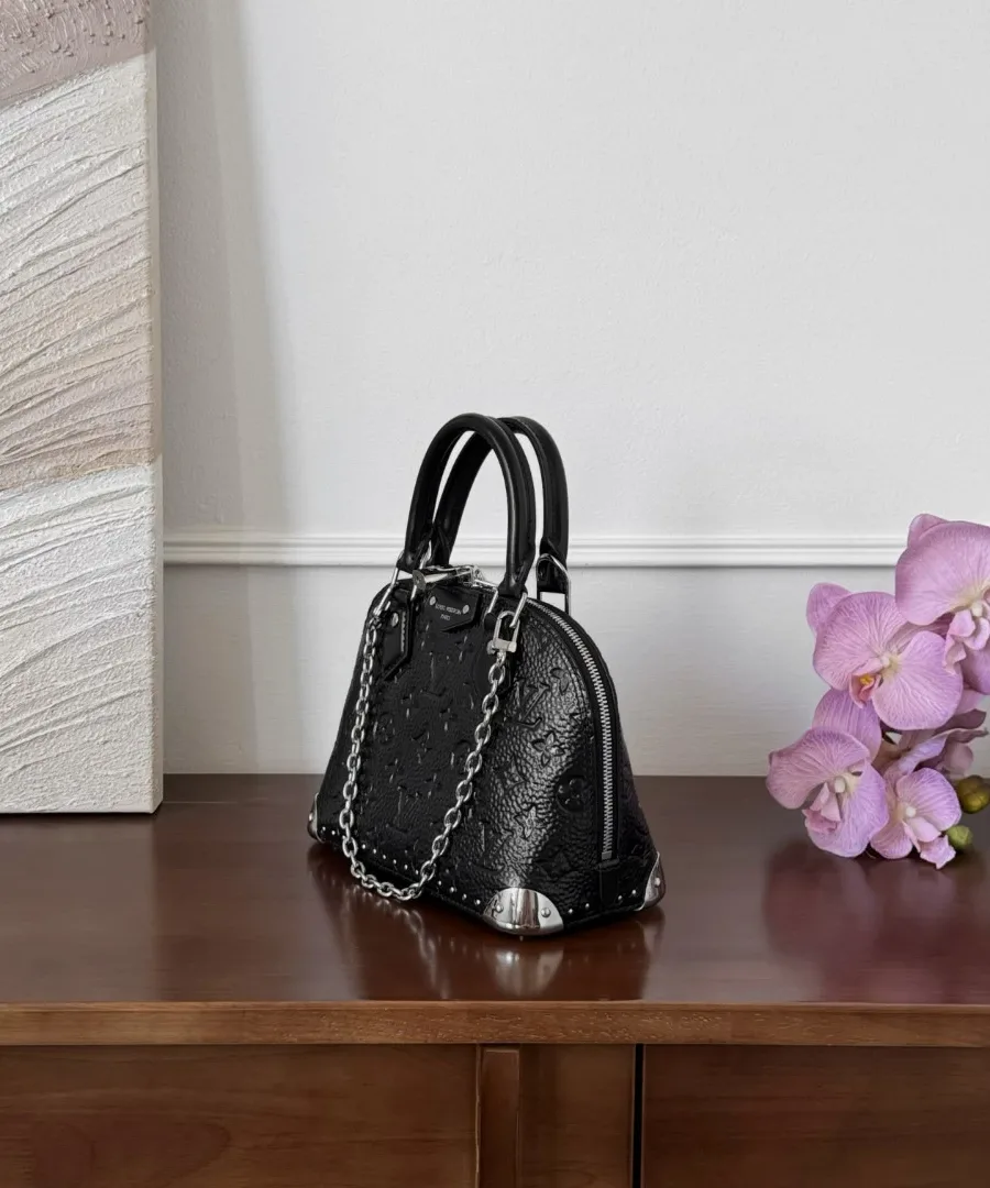 Чёрная сумка Louis Vuitton Alma BB Trunk, вид сбоку