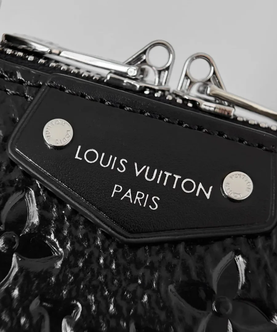 Крупный план кожаной нашивки с тиснением Louis Vuitton Paris на передней части сумки