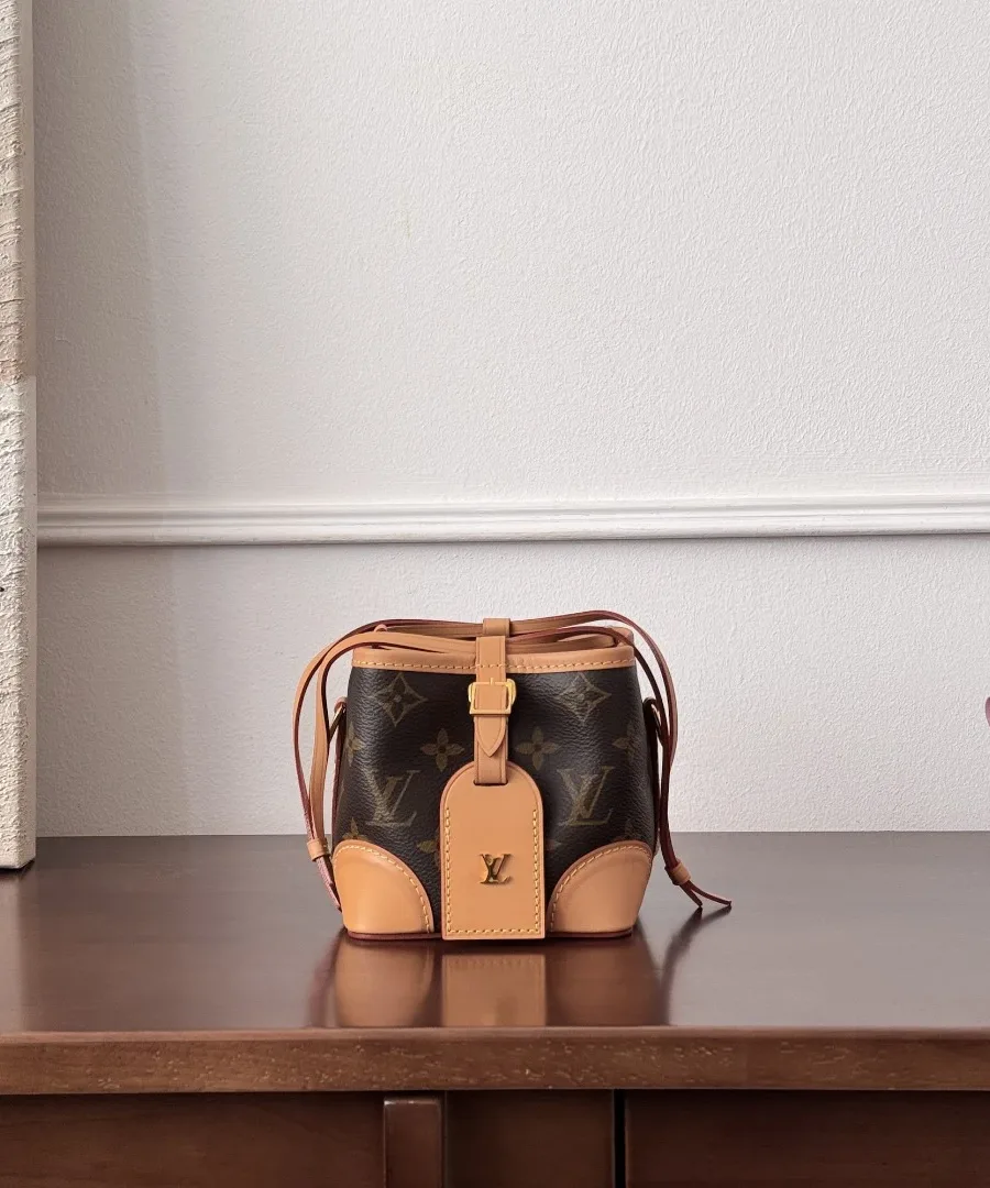 Мини-сумка Louis Vuitton Noé Purse из канвы Monogram, вид спереди с багажной биркой