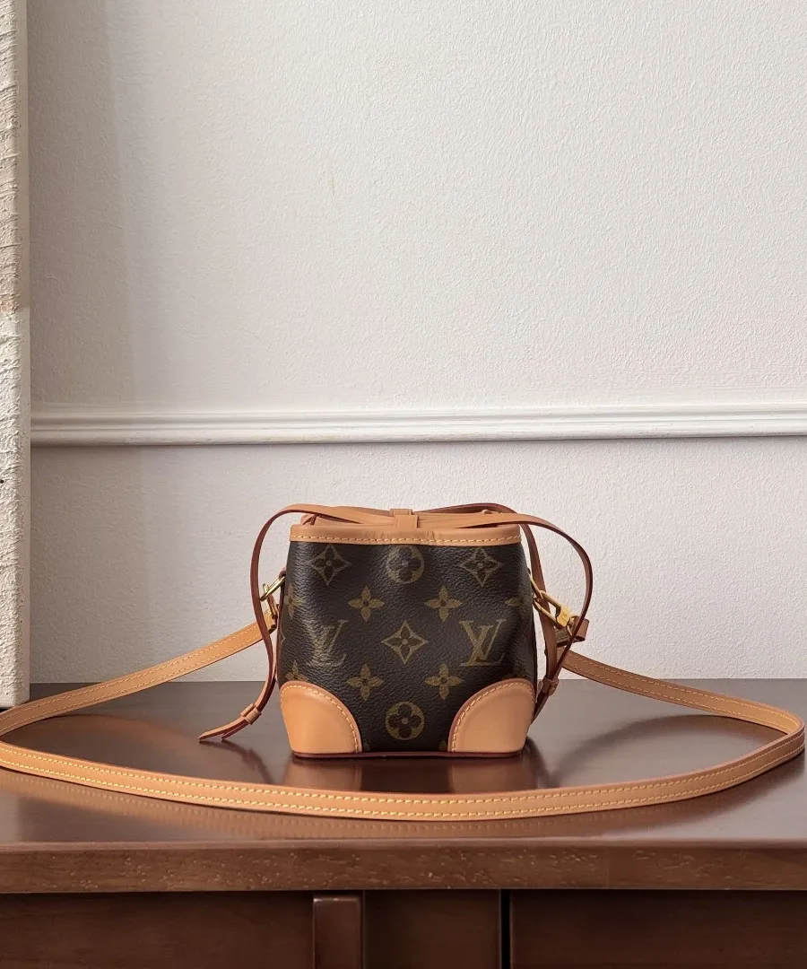 Мини-сумка Louis Vuitton Noé Purse с пристегнутым кожаным плечевым ремнем