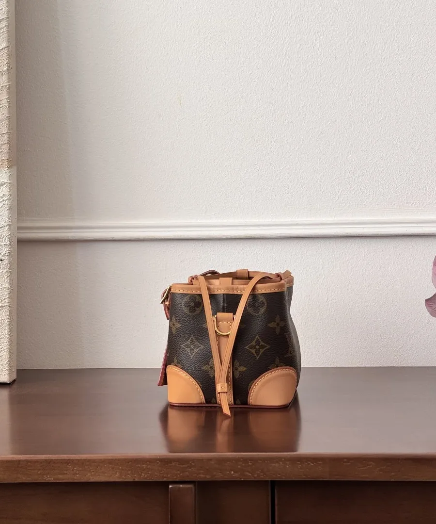 Мини-сумка Louis Vuitton Noé Purse, вид сзади, демонстрирующий кожаные завязки