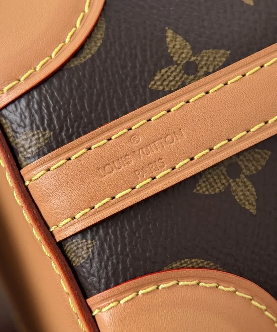 Крупный план кожаной отделки с тиснением Louis Vuitton Paris на канве Monogram