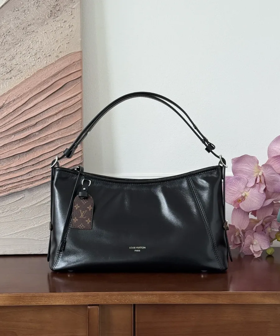 Черная кожаная сумка Louis Vuitton Carryall на плечо, вид спереди с багажной биркой Monogram
