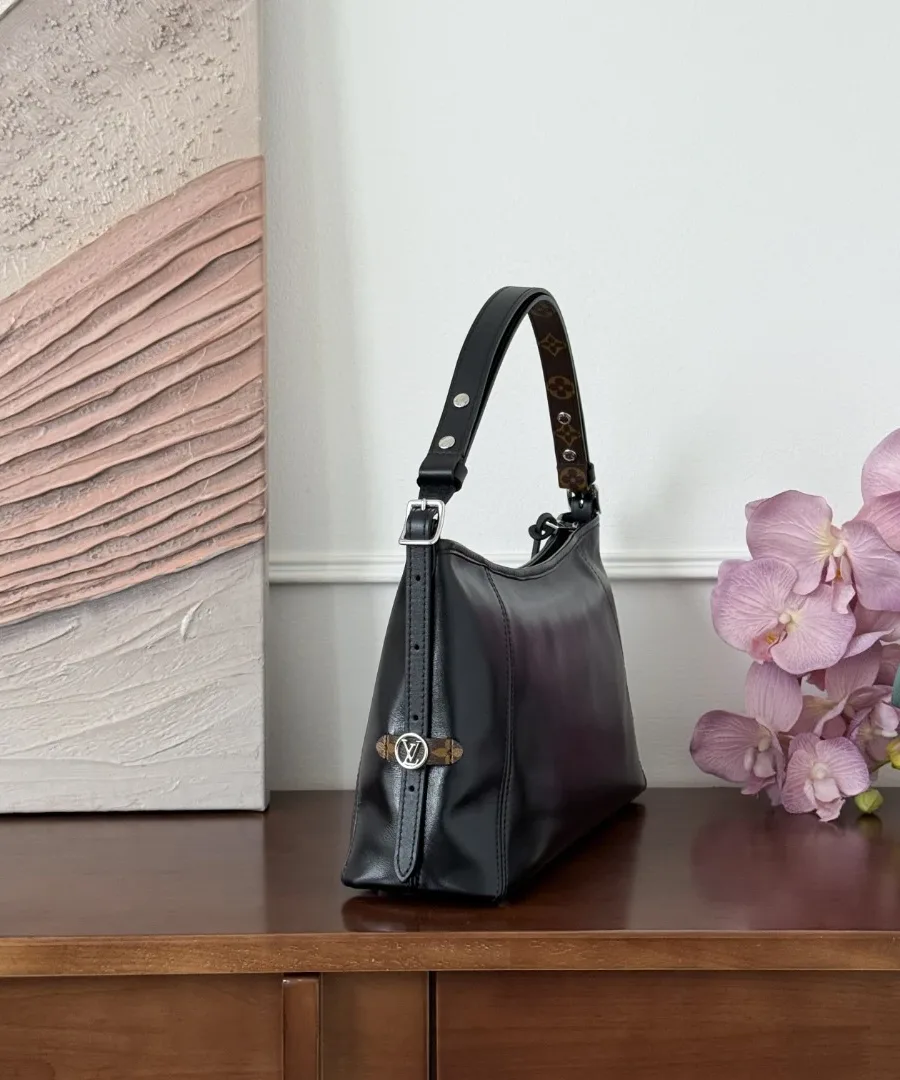 Черная кожаная сумка Louis Vuitton Carryall, вид сбоку