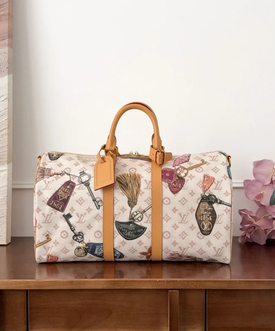 Бежевая дорожная сумка Louis Vuitton Keepall 45 с принтом, вид спереди