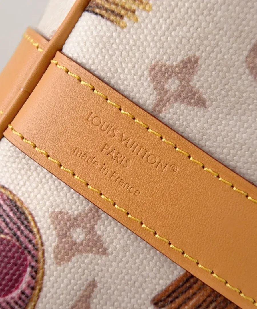 Тиснение Louis Vuitton Paris made in France на кожаной детали сумки