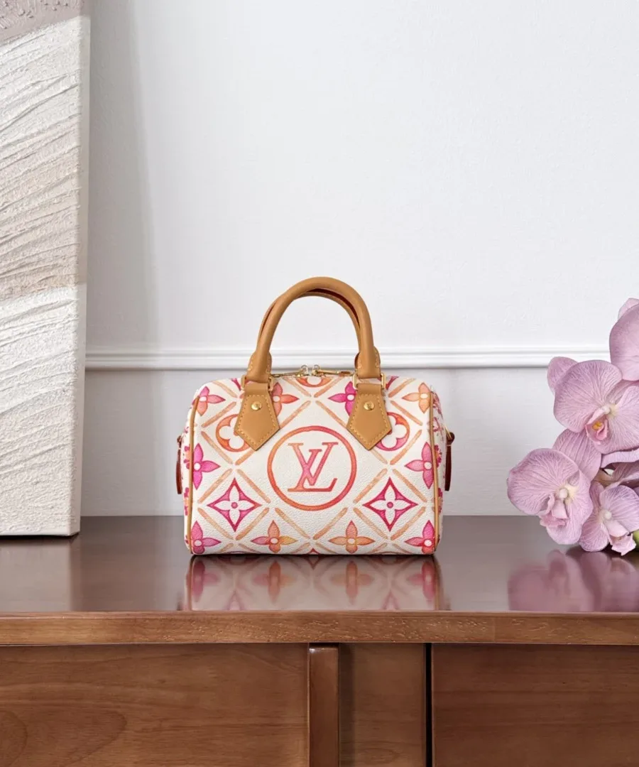Розовая сумка Louis Vuitton Speedy 20 Monogram Tiles на деревянном комоде, вид спереди