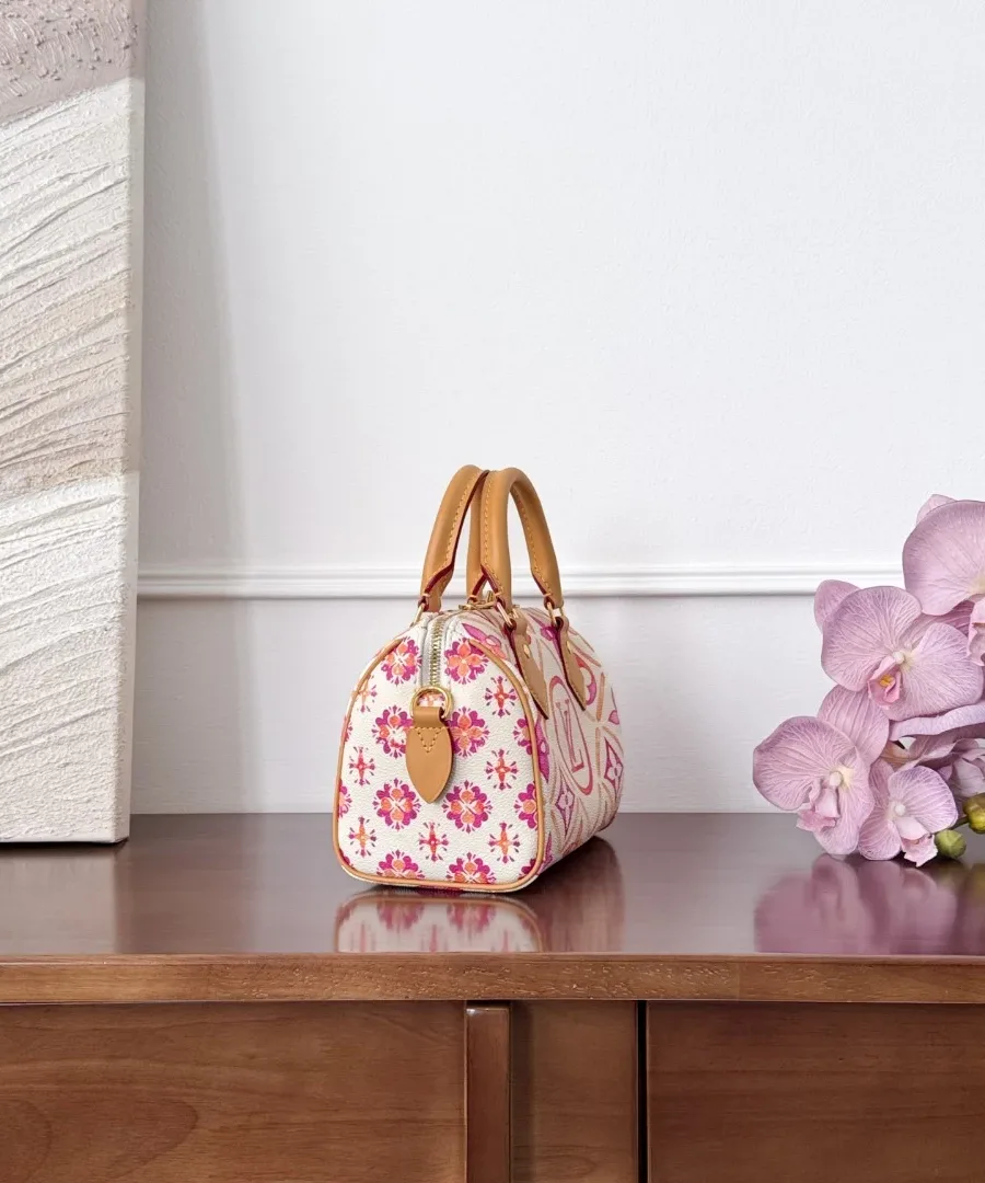 Розовая сумка Louis Vuitton Speedy 20 Monogram Tiles, вид сбоку