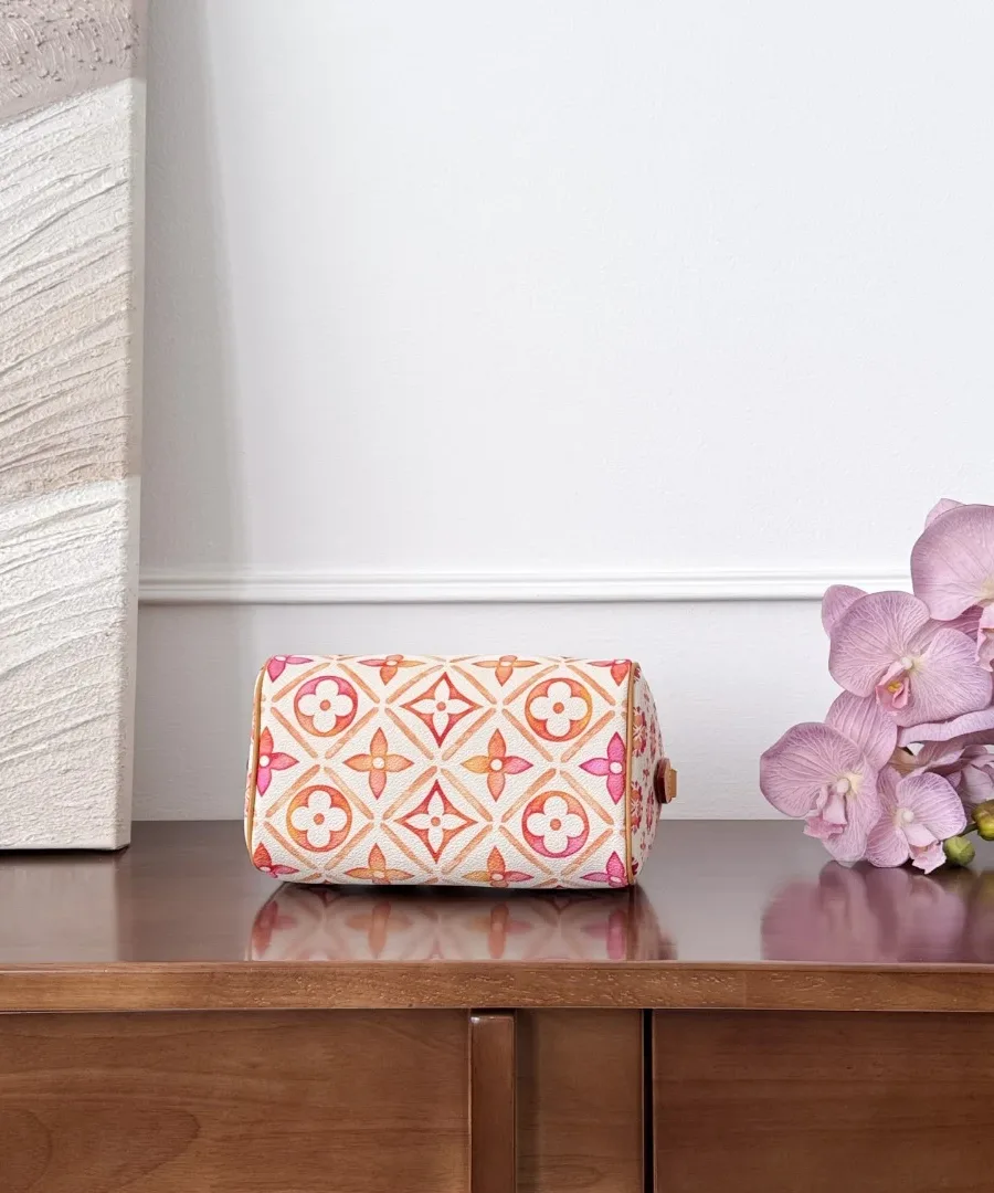 Розовая сумка Louis Vuitton Speedy 20 Monogram Tiles, вид снизу