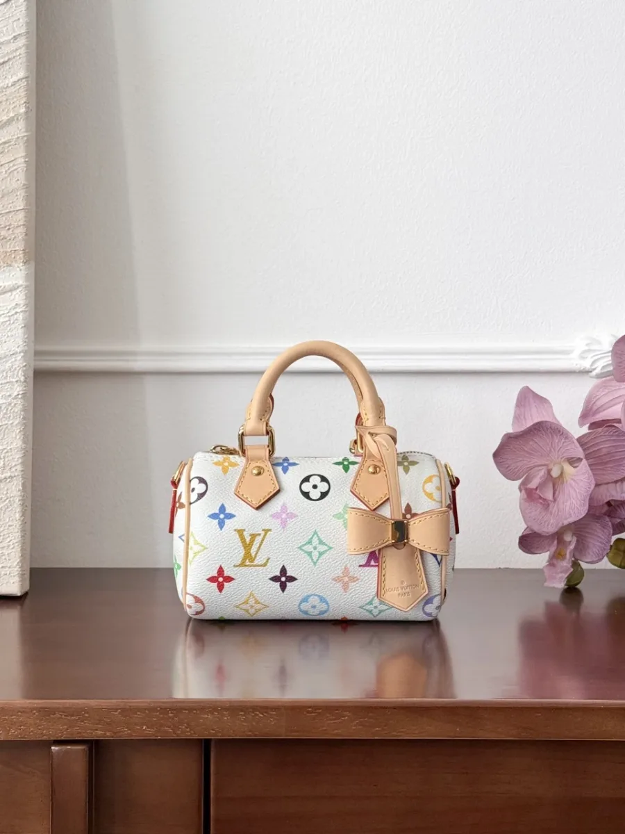 Белая мини-сумка Louis Vuitton Nano Speedy с разноцветным принтом Monogram Multicolore, вид спереди.
