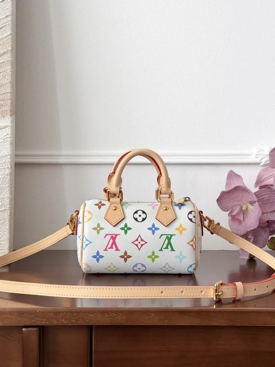 Белая мини-сумка Louis Vuitton Nano Speedy с прикрепленным кожаным плечевым ремнем.