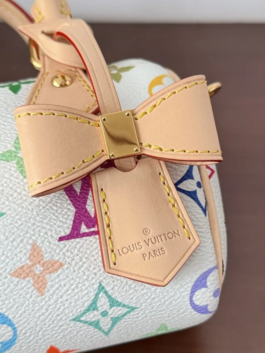 Крупный план кожаного декоративного бантика с тиснением Louis Vuitton Paris.