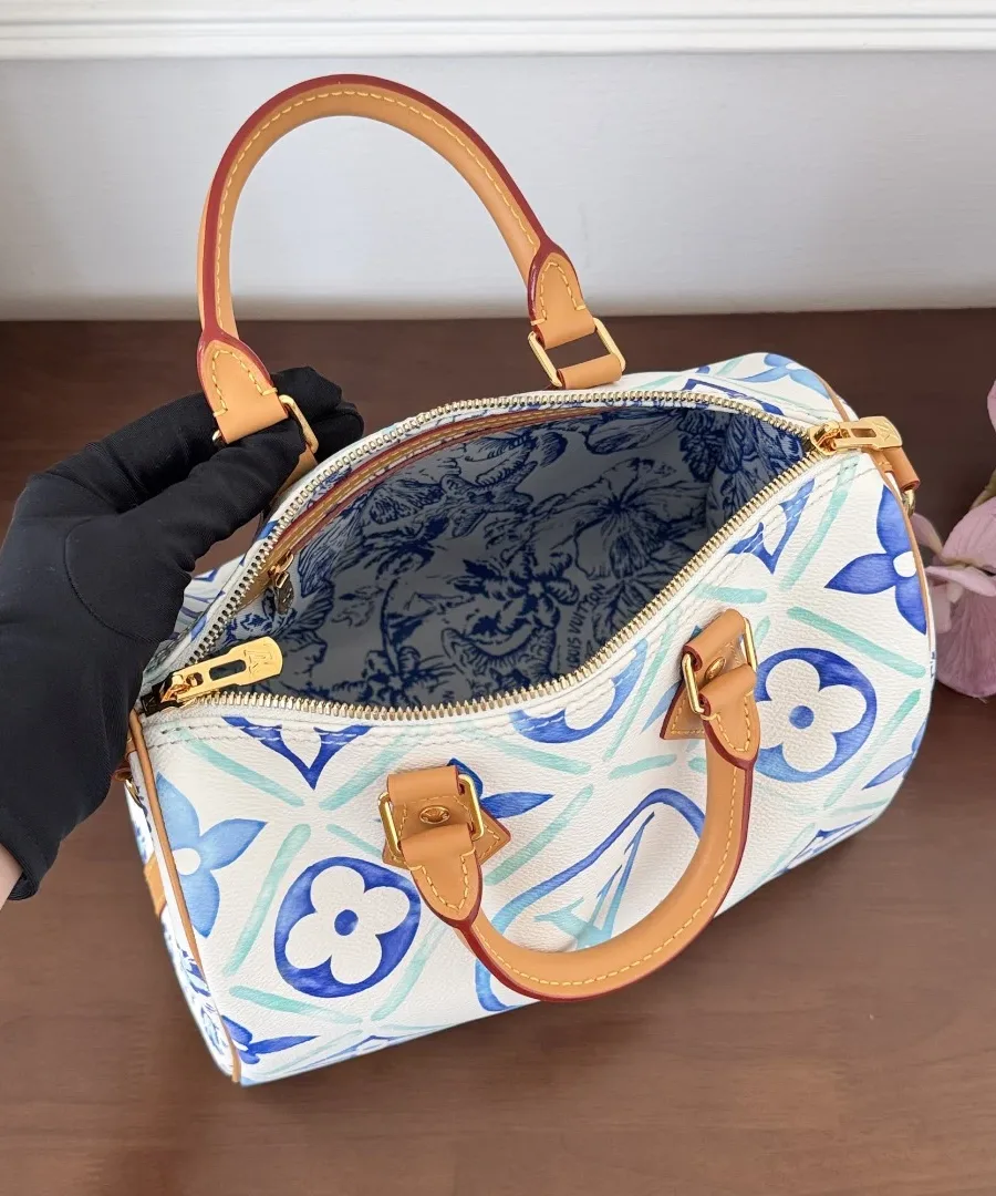 Открытая сумка Louis Vuitton Speedy Bandoulière 25, вид на внутреннее отделение с принтом.