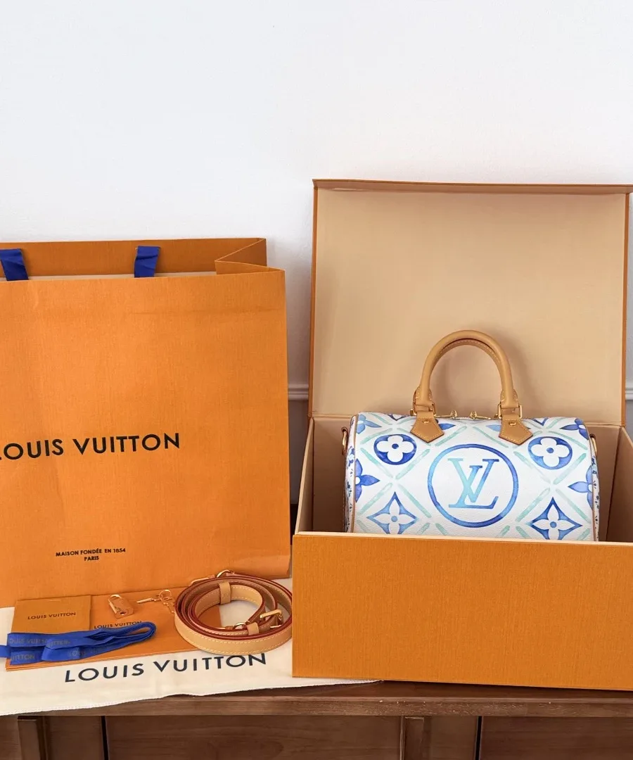 Сумка Louis Vuitton Speedy Bandoulière 25 в фирменной коробке с пыльником и пакетом.