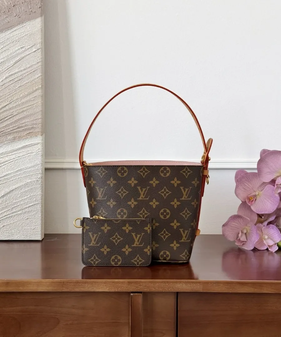 Коричневая сумка Louis Vuitton All-In BB из канвы Monogram с мини-пошетом на деревянном столе