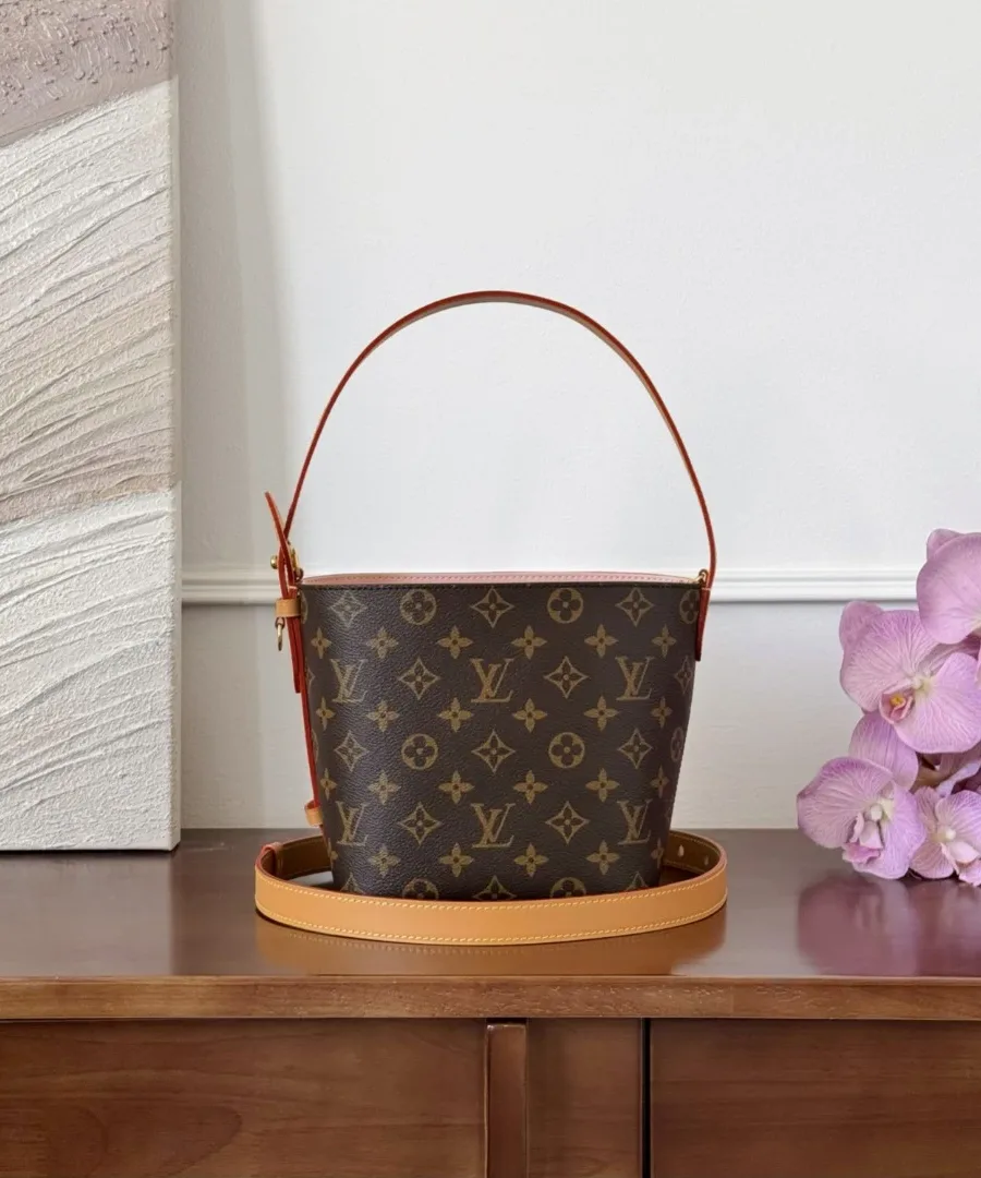 Сумка Louis Vuitton All-In BB из канвы Monogram с кожаным ремнем, вид спереди