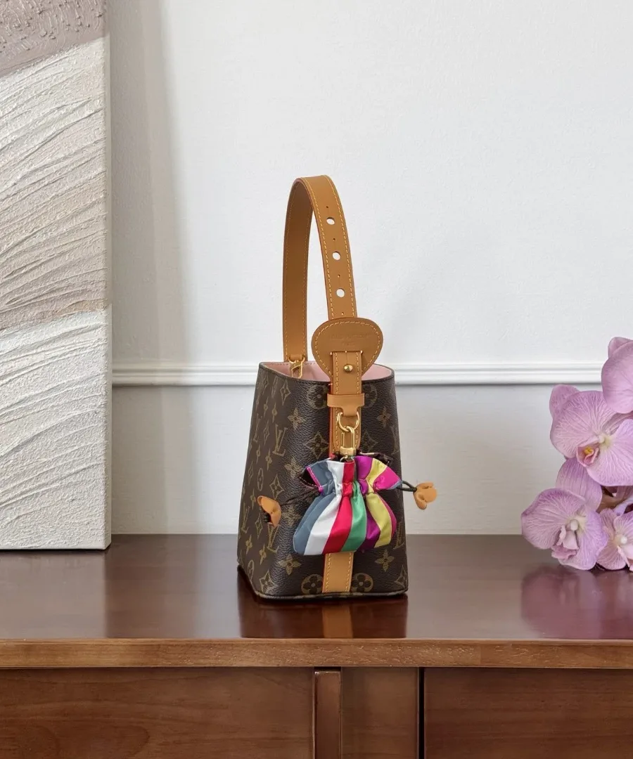 Сумка Louis Vuitton All-In BB, вид сбоку, с ярким текстильным аксессуаром на ремешке