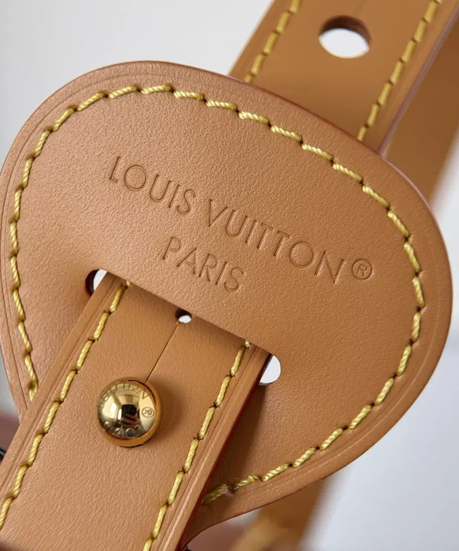 Крупный план кожаного крепления ремня с тиснением Louis Vuitton Paris