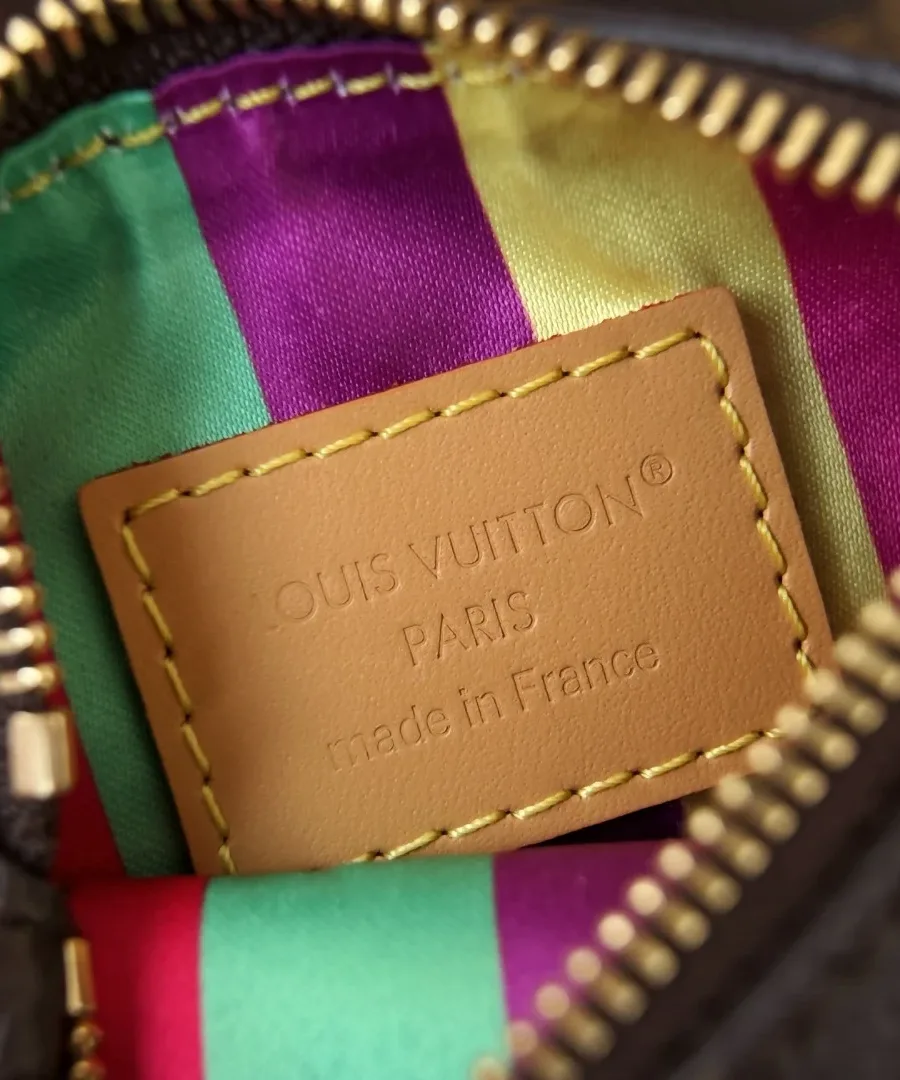 Кожаная нашивка с тиснением Louis Vuitton Paris на яркой полосатой подкладке пошета