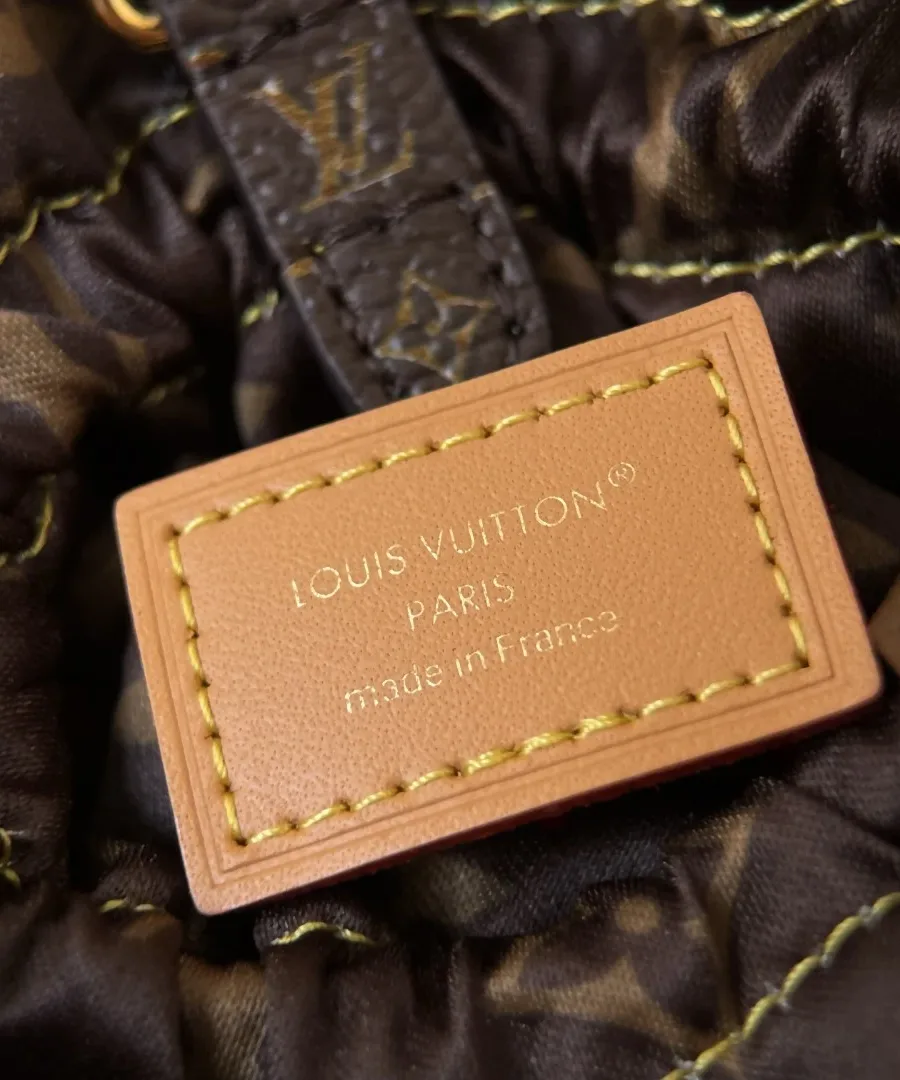 Кожаный ярлык с тиснением Louis Vuitton Paris внутри сумки