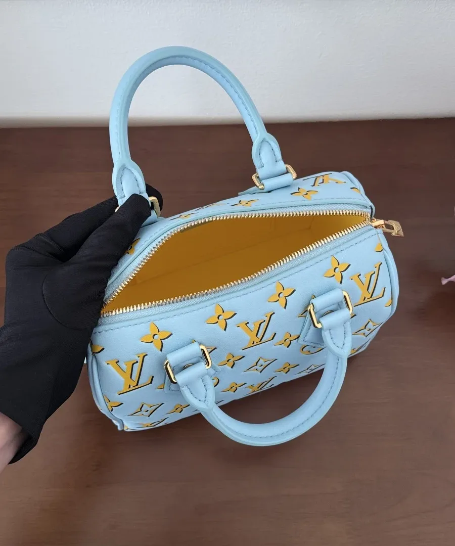 Открытая голубая сумка Speedy 20 с желтой подкладкой внутри