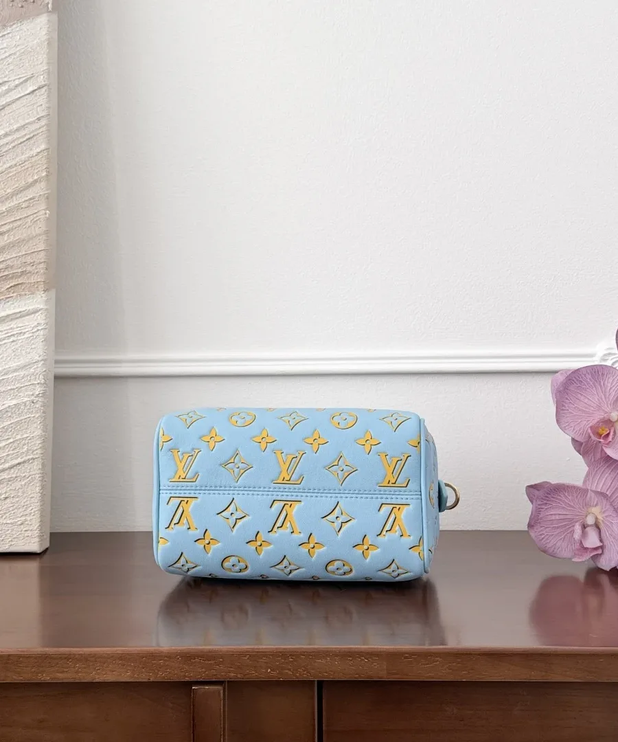 Голубая сумка Speedy 20 с желтым узором Monogram, вид снизу
