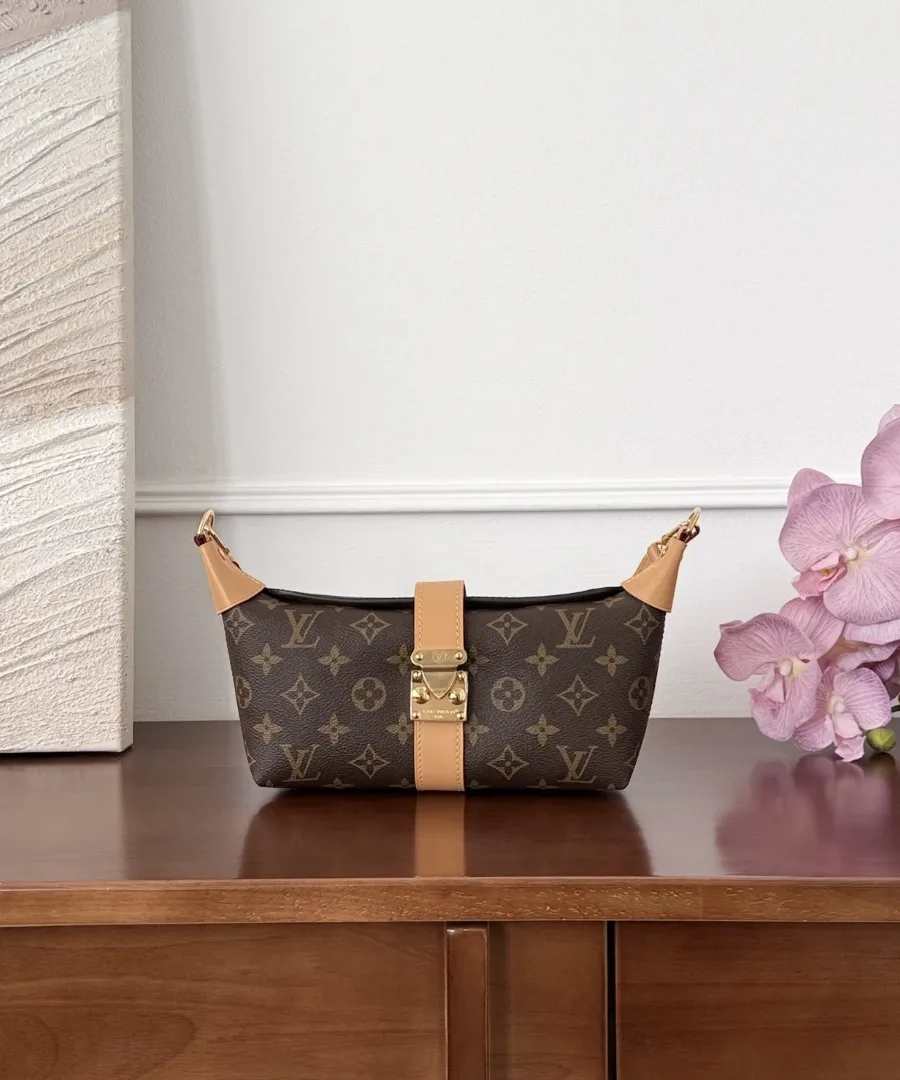 Коричневая сумка Louis Vuitton Tilsitt на деревянном столе, вид спереди