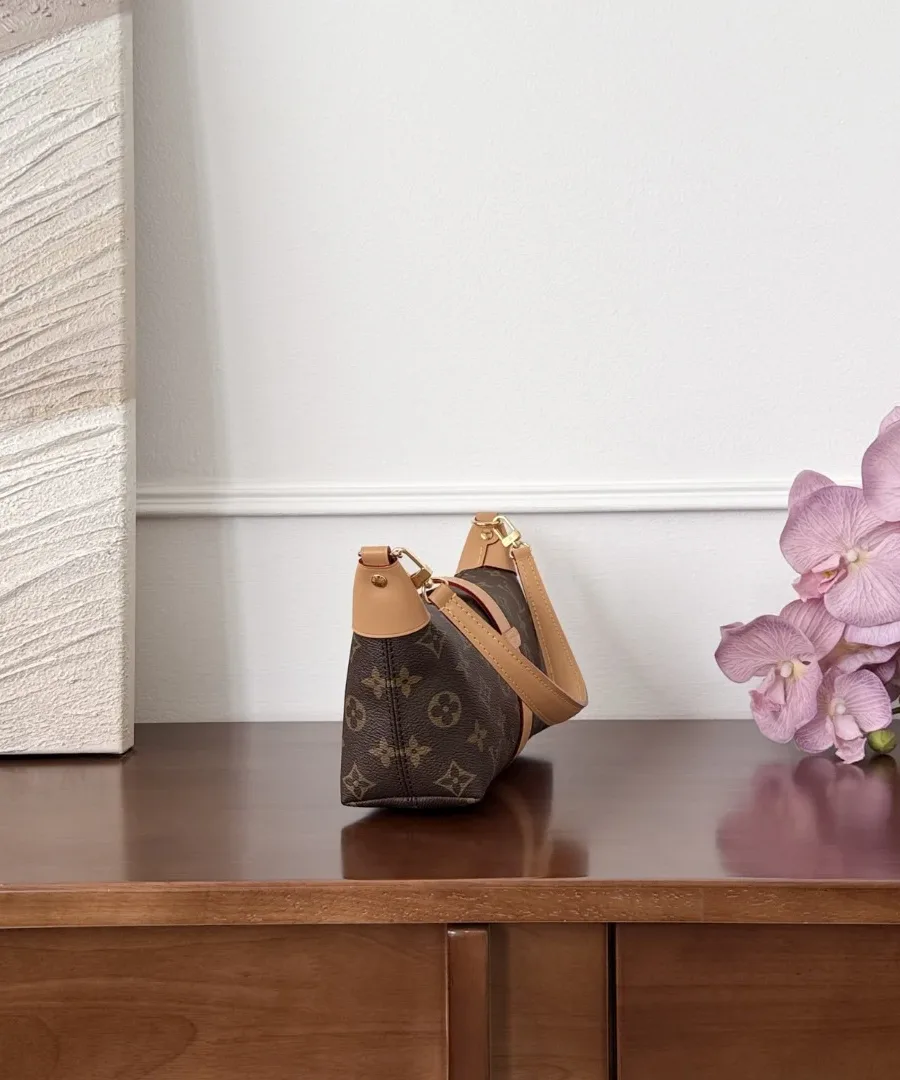 Коричневая сумка Louis Vuitton Tilsitt, вид сбоку