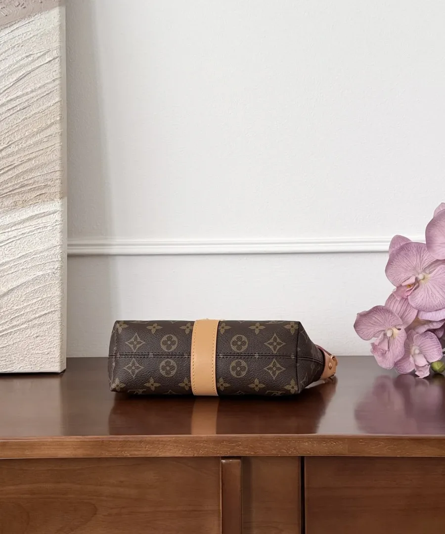 Коричневая сумка Louis Vuitton Tilsitt, вид снизу