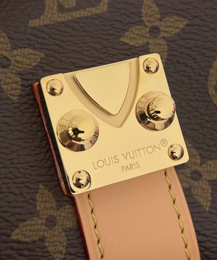 Крупный план ответной части замка S-lock с гравировкой Louis Vuitton Paris
