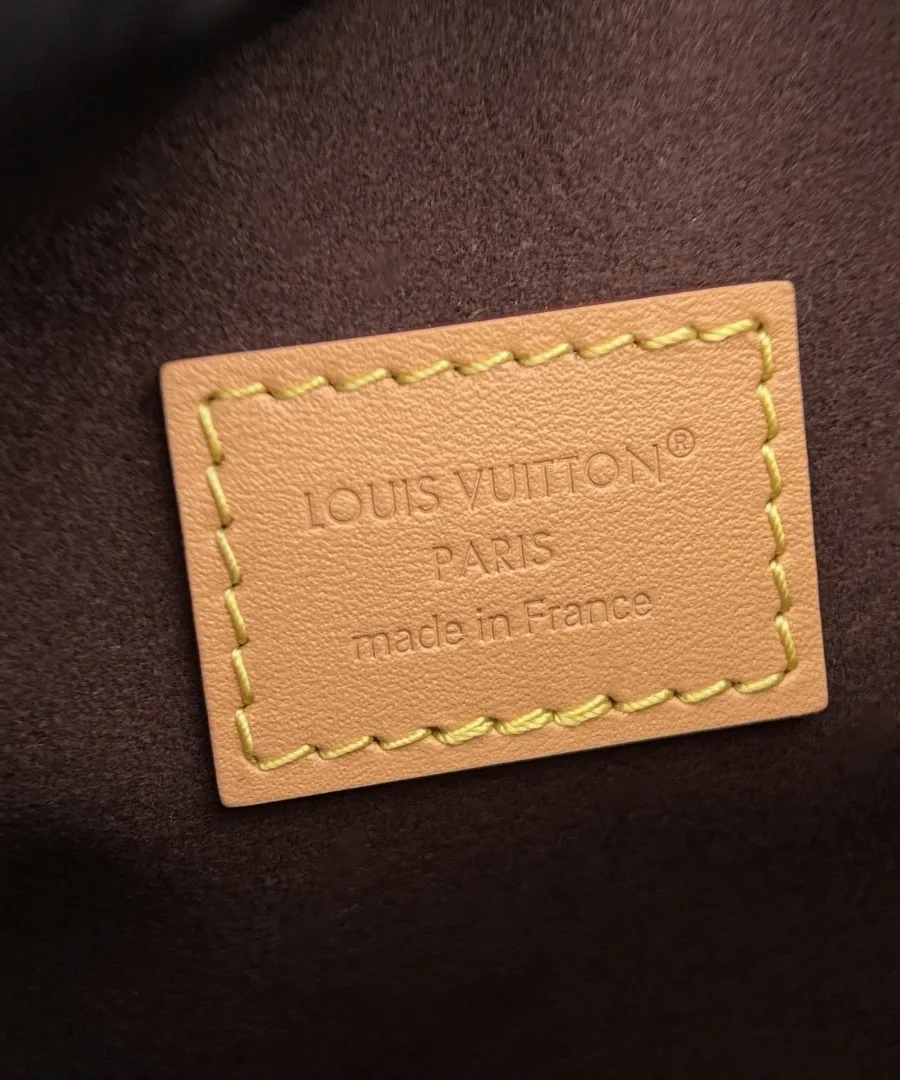 Кожаная нашивка внутри сумки с тиснением Louis Vuitton Paris made in France