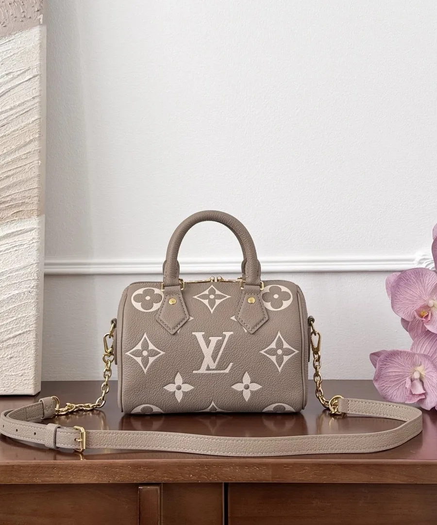 Серая сумка Speedy 20 с пристегнутым плечевым ремнем