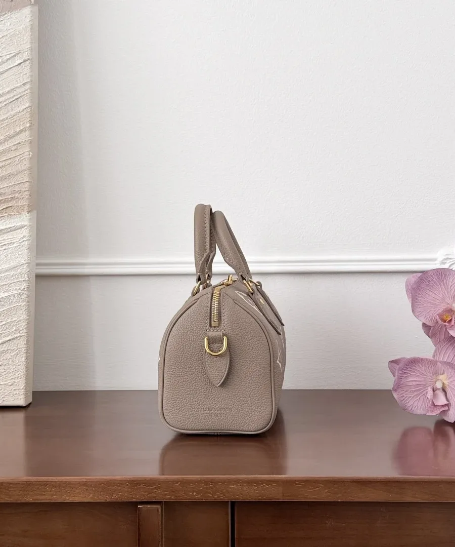 Серая сумка Speedy 20, вид сбоку