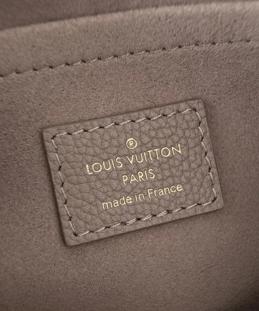 Внутренняя кожаная нашивка с золотистым тиснением Louis Vuitton Paris