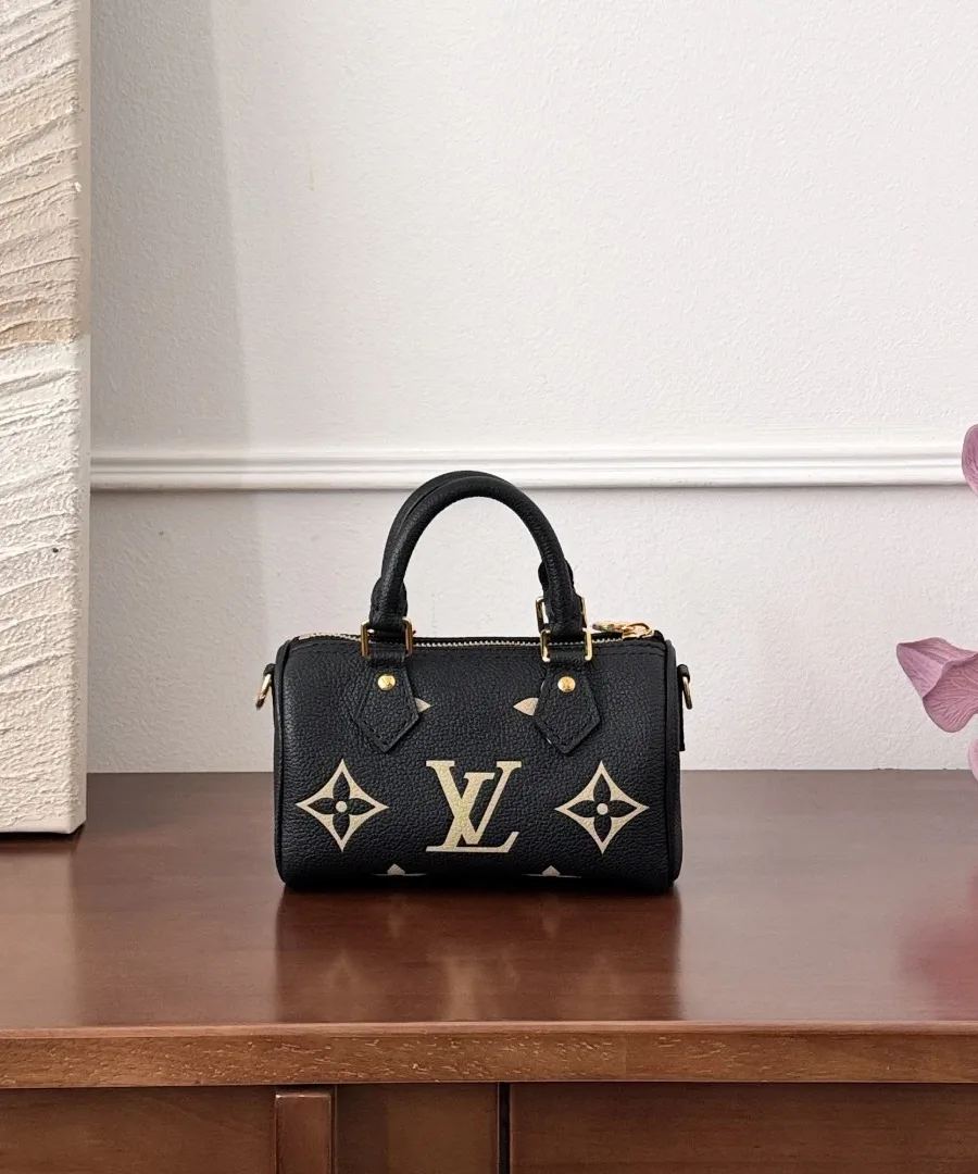 Черная кожаная сумка Louis Vuitton Speedy Nano с бежевым узором Monogram, вид спереди