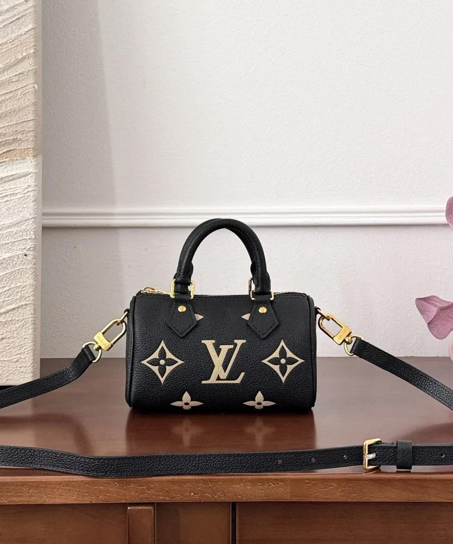 Черная мини-сумка Louis Vuitton Speedy Nano с прикрепленным плечевым ремнем