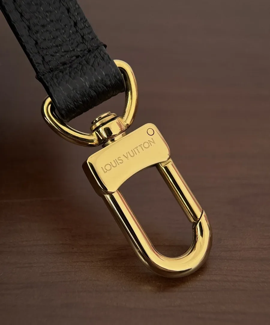 Золотистый металлический карабин плечевого ремня с гравировкой Louis Vuitton