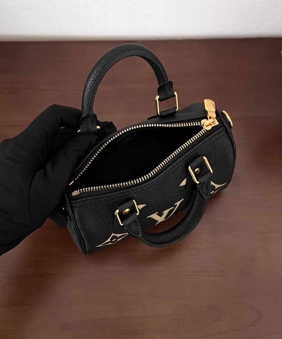 Вид сверху на открытое внутреннее отделение мини-сумки Louis Vuitton